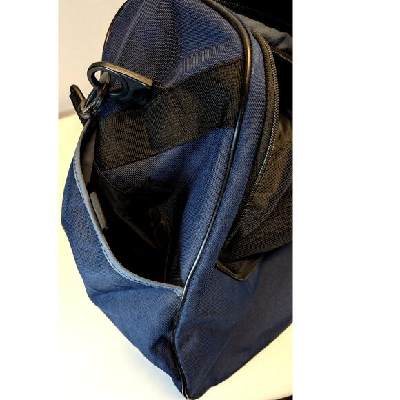 Nike Duffle Bag 20x18 Gym Travel Carry On Weekender Shoulder Strap Hold all Navy - Picture 15 of 16